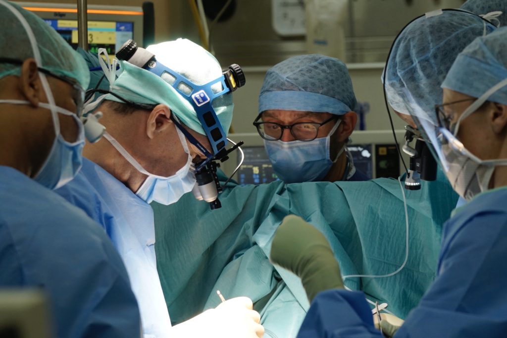 René Prêtre, umgeben von Chirurgen des Institus ICOR, Yann und Carole, während eines Eingriffs