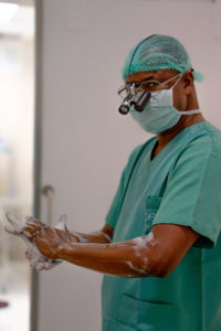 Sozinho, le chirurgien cardiaque local qui assiste le Prof. Prêtre lors des missions, se prépare pour l'intervention