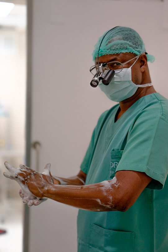 Sozinho, le chirurgien cardiaque local qui assiste le Prof. Prêtre lors des missions, se prépare pour l'intervention