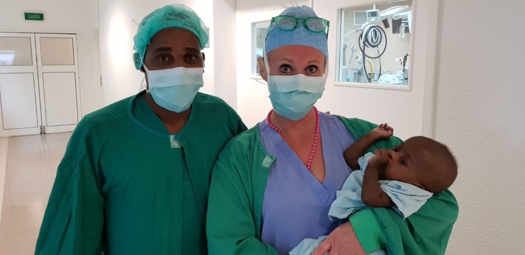 Evelyne, immer sehr hilfsbereit, bringt das erste Kind in den Operationssaal. Mit ihr sparen wir bei der Prämedikation.