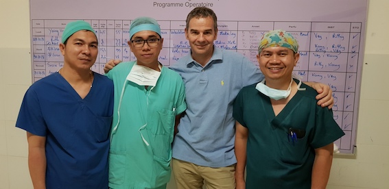 Les chirurgiens: Soklay et Sameth à ma droite, Ladin à ma gauche.